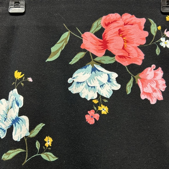 PRICE DROP! Beautiful Black and Floral Print women’s stretch pencil skirt - Picture 2 of 5